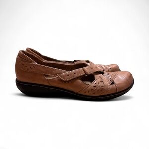 Clarks Bendables Womens 7.5 Tan Leather Mary Jane Comfort Shoes Cutout Flats